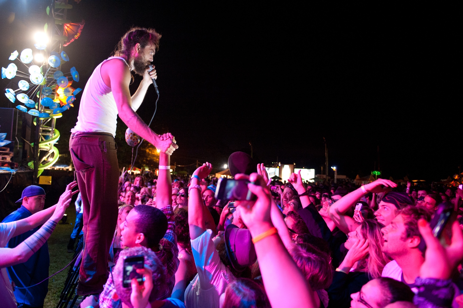 Edward Sharpe & The Magnetic Zeros performing